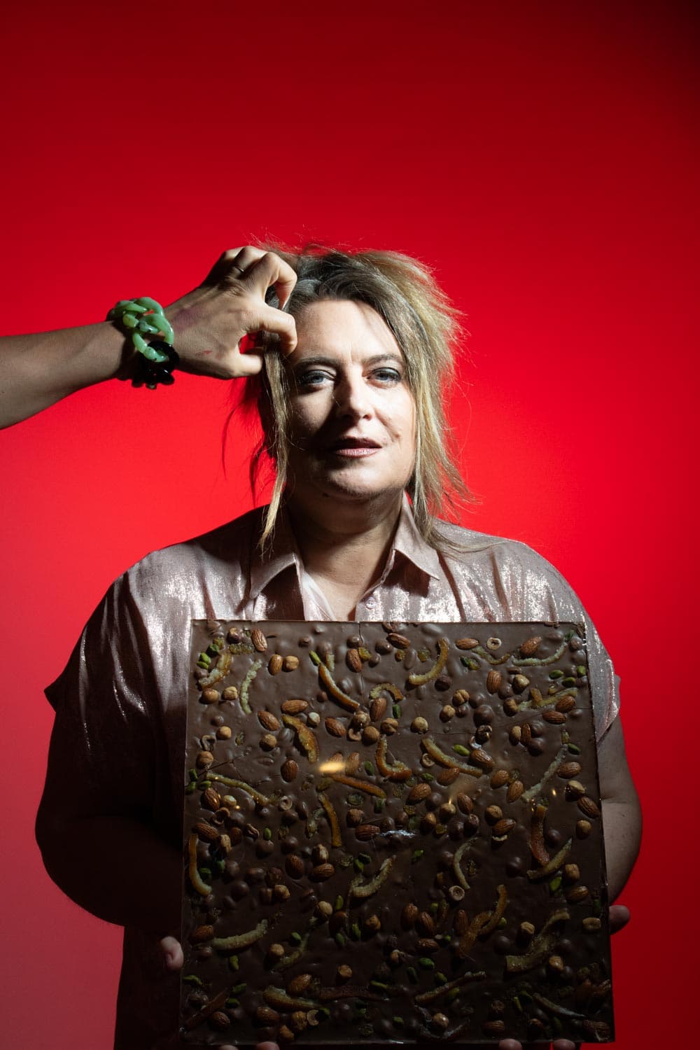 Mélanie Coudert présentant une tablette de chocolat d'exception aux fruits secs — Volcanique & Pimenté