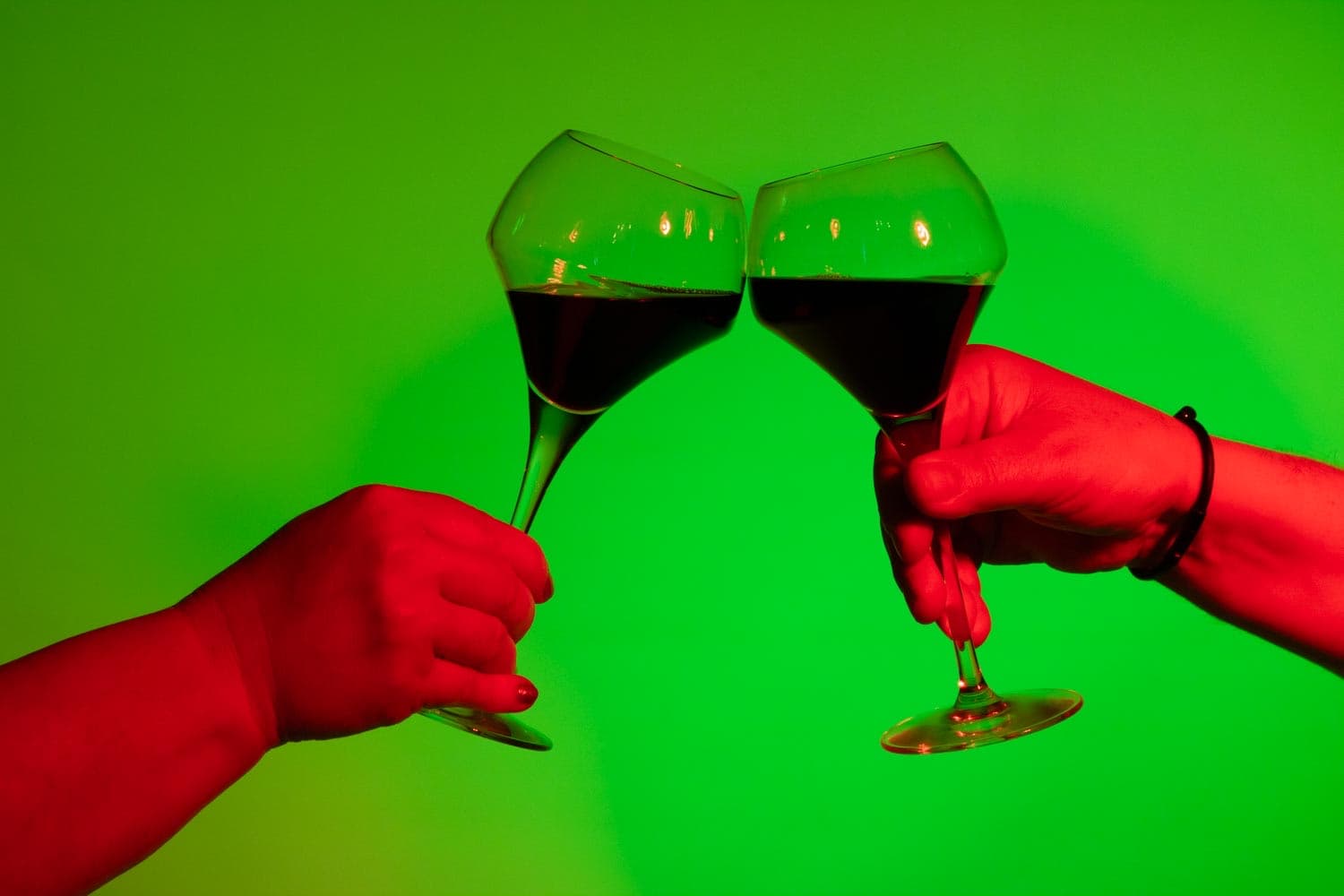 Convives qui trinquent au vin lors d'une soirée sensorielle premium